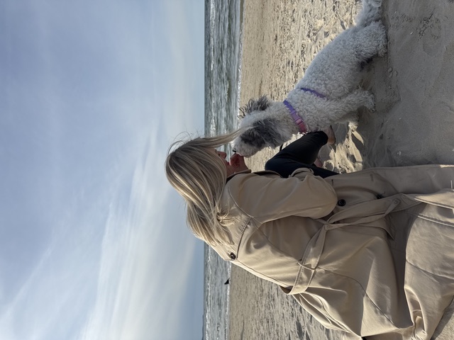 Monique mit ihrer tauben Hündin Zoey am Strand